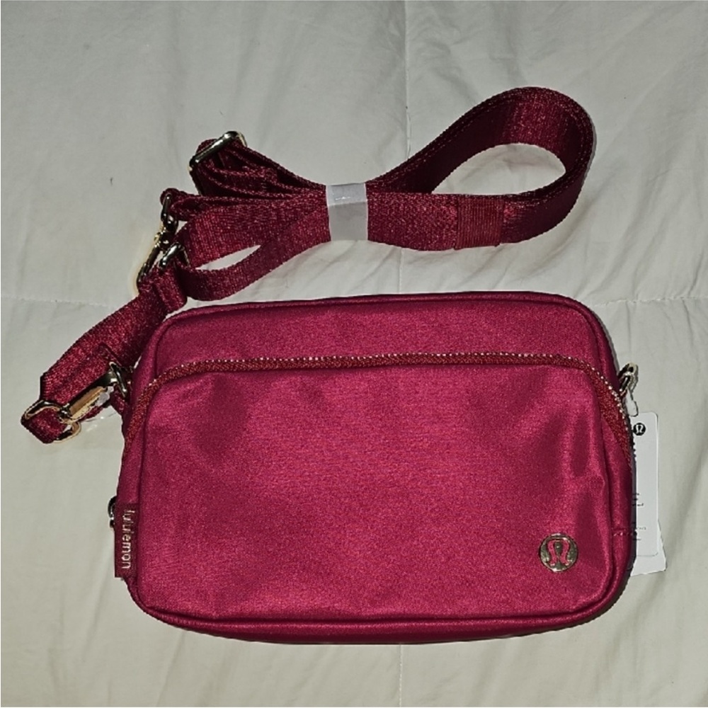 lululemon Everywhere Crossbody Bag Metal Hardware BRML/GOLD